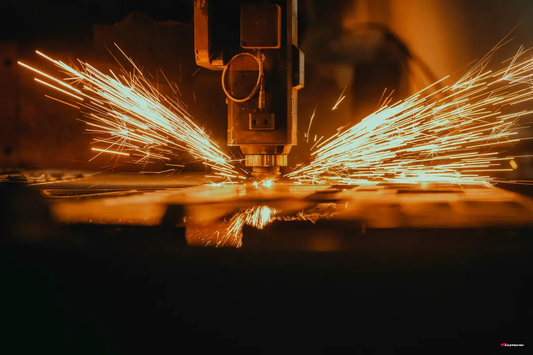 Corte de metal con chispas en un taller industrial